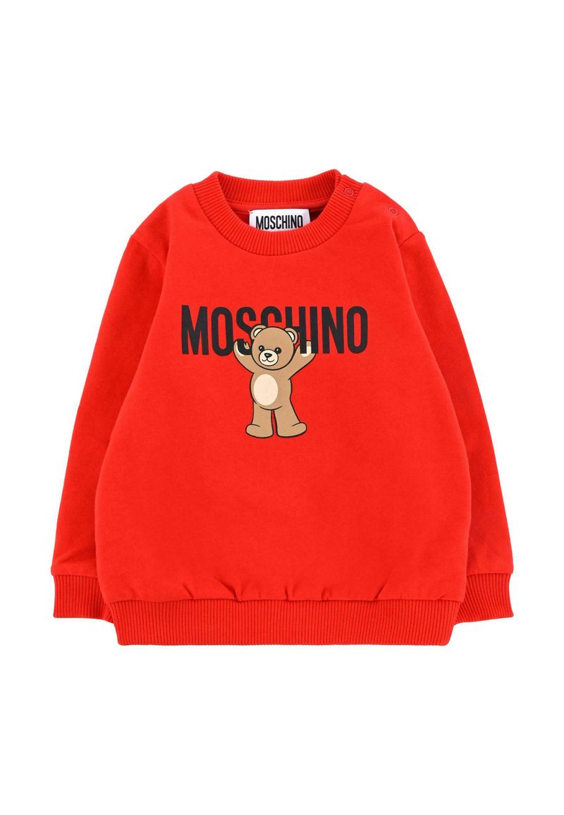 Felpa rossa con polsini e fondo a coste, caratterizzata da una grafica di un orso e dal testo "MOSCHINO". Texture morbida, design casual per bambini.