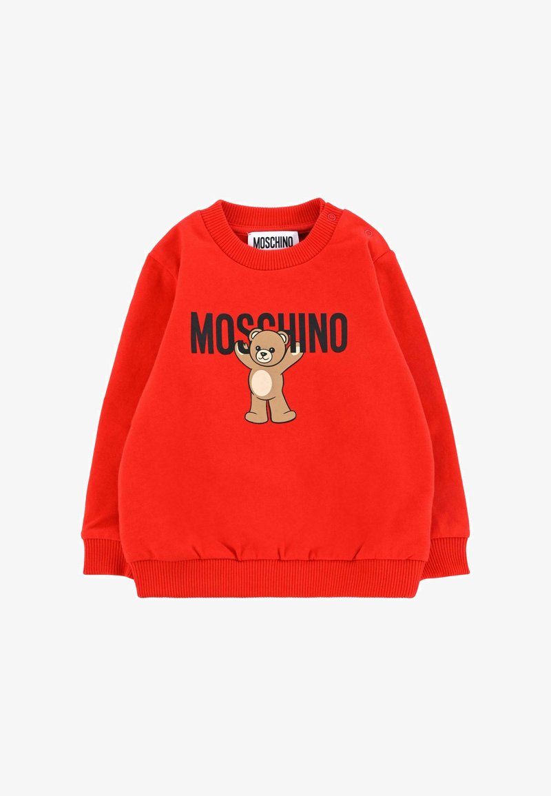 Felpa rossa con polsini e fondo a coste, caratterizzata da una grafica di un orso e dal testo "MOSCHINO". Texture morbida, design casual per bambini.