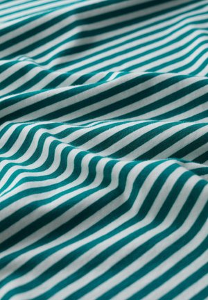 Türkis-weißes Baumwollgewebe mit horizontalen Streifen, das weiche Falten und Texturdetails zeigt.