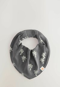 Bavoir gris avec des motifs de palmiers blancs, en tissu doux, de forme arrondie et avec un système de fermeture à bouton. Comprend une petite étiquette avec un logo de soleil.