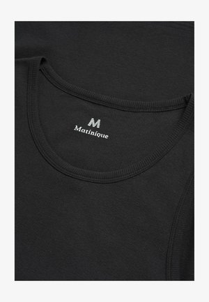 Juodas pageltęs audinys marškiniai su apvalia apykakle, vidinėje apykaklėje matomas baltas „Matinique“ prekės ženklo etiketas.