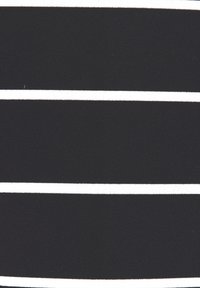 Schwarzer Stoff mit horizontalen weißen Streifen. Das Material hat eine glatte Textur und ein konsistentes Muster aus gleich breiten Linien.