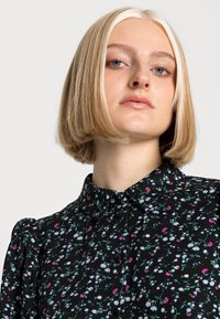 YAS Blusa - black balara