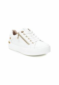 Zapatilla blanca con un upper de cuero suave, detalle de cremallera dorada, parte delantera con cordones y suela plataforma. Cuenta con acentos dorados en el talón.
