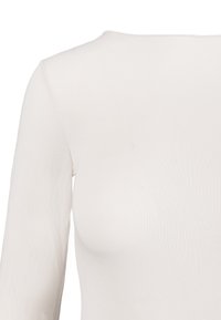 Maglietta a maniche lunghe aderente in un tessuto bianco leggero e liscio, con scollatura rotonda e cuciture minime. Senza motivi o hardware visibili.