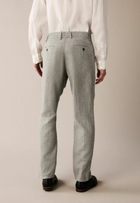 Next TEXTURED-REGULAR FIT - Chino - sage green