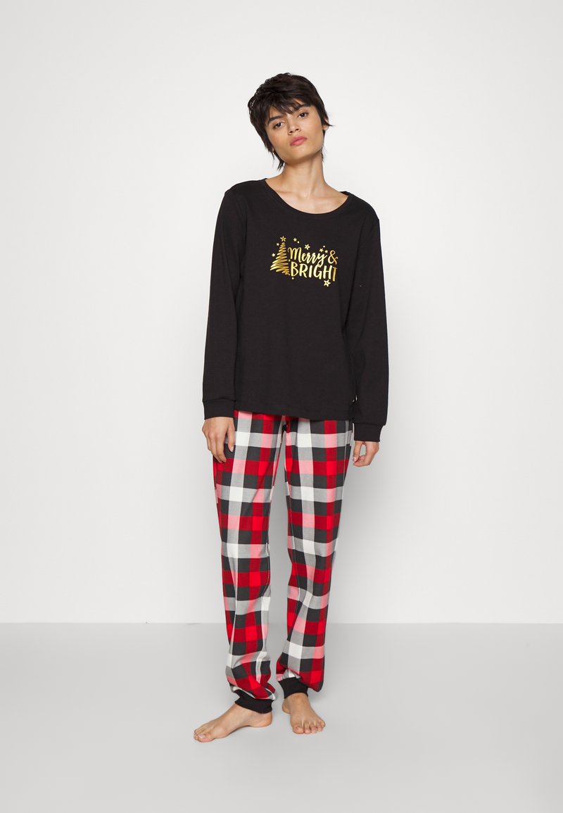 Sweatshirt noir à manches longues avec un graphisme "Merry & Bright" et des accents dorés, associé à un pantalon de pyjama à carreaux rouge, blanc et noir.