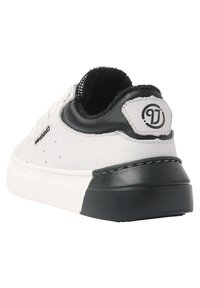 Witte sneaker met zwarte accenten, glad leer materiaal, gevoerd kraagje, gestructureerde zool, logopatch op de hiel en gestikte details.