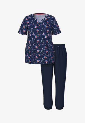 Laivastonsininen lyhythihainen paita, jossa on punaisia, valkoisia ja sinisiä purjelaiva- ja ankkurikuoseja, yhdistetty yksivärisiin laivastonsinisiin joustaviin housuihin.