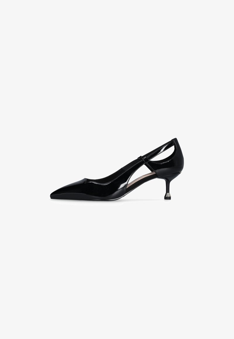 Chaussure à talon haut en cuir verni noir, avec un bout pointu, un design découpé et un talon élancé comportant un accent métallique.