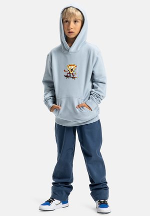 Lichtblauwe hoodie met een pizza-afbeelding op de borst, kangoeroezak, bijpassende blauwe broek en witte sneakers met blauwe accenten.