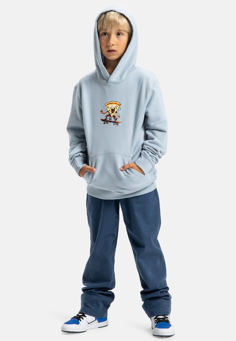 Felpa leggera blu con una grafica di una pizza sul petto, tasca a marsupio, pantaloni blu abbinati e sneakers bianche con dettagli blu.
