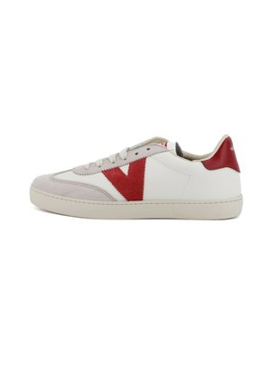 Zapatilla blanca de corte bajo con logo "V" de ante rojo en el lateral y lengüeta trasera roja, suela beige y puntera de ante beige.