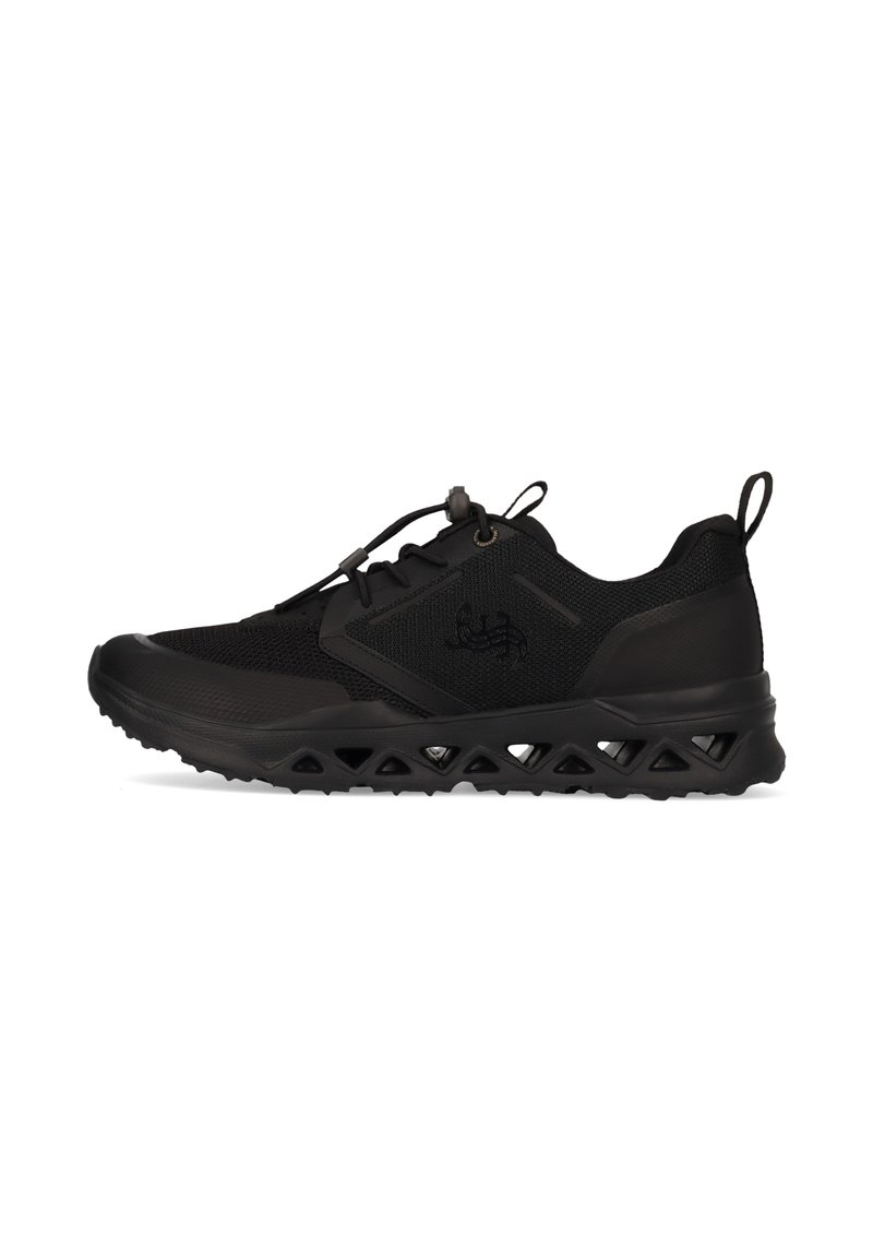 Scarpa sportiva nera con tomaia in rete e sintetico, dettagli testurizzati, lacci elastici e una suola leggera e ammortizzata con ritagli a forma di triangolo.