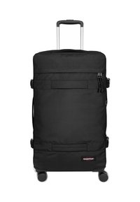 Schwarzer Rollkoffer mit ausziehbarem Griff, aus robustem Stoff, mit Reißverschlussfächern, Schnallen und einem Logo-Aufnäher.