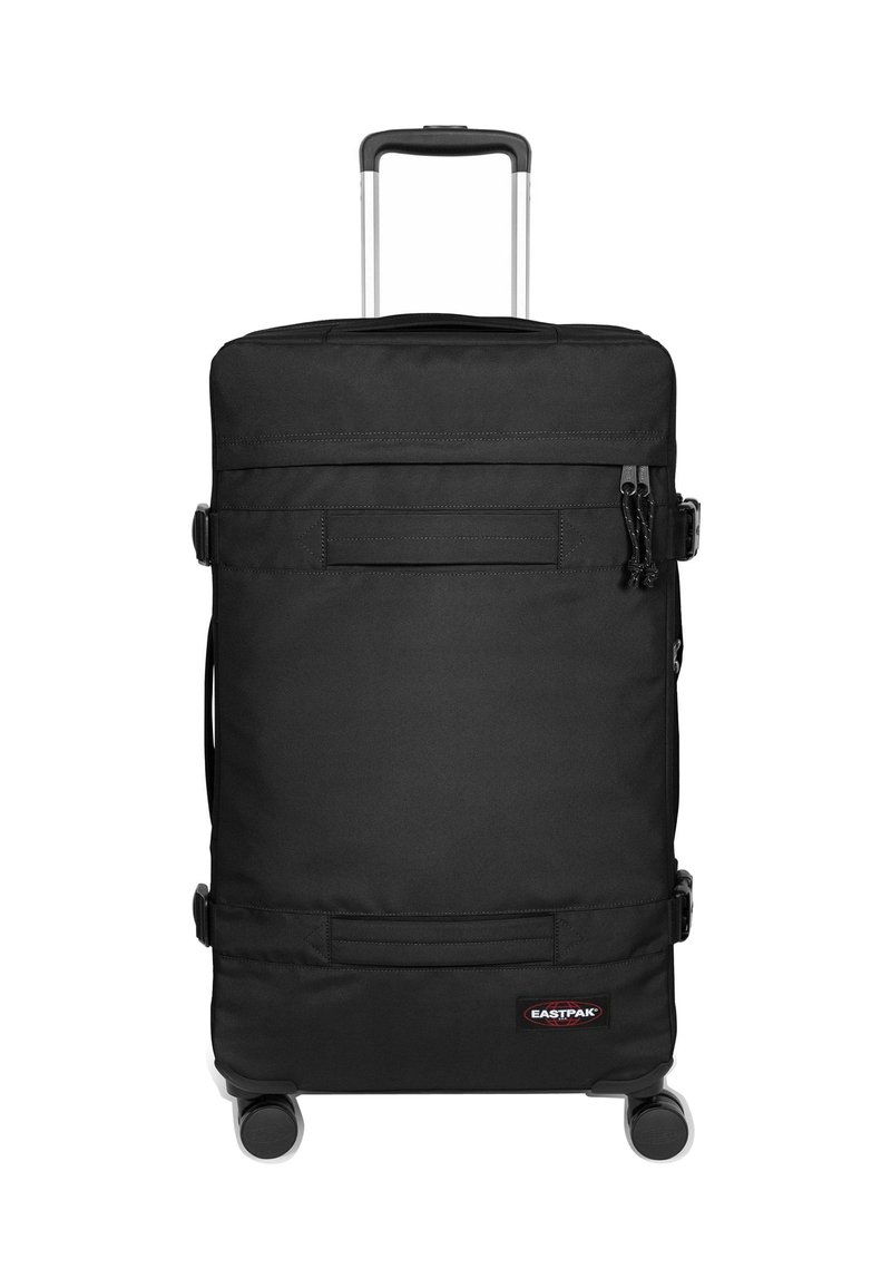 Schwarzer Rollkoffer mit ausziehbarem Griff, aus robustem Stoff, mit Reißverschlussfächern, Schnallen und einem Logo-Aufnäher.