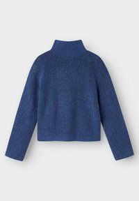 Blauer, gestrickter Turtleneck-Pulli mit cropped Design. Verfügt über ein geripptes Muster und lange Ärmel. Die Rückansicht zeigt keine Verzierungen.