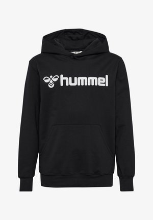 Dos niños de pie uno al lado del otro con sudaderas con capucha negras de hummel a juego, pantalones negros y zapatillas negras sobre un fondo liso.