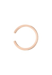 Armband aus roségoldfarbenem Metall mit offenem Design, einer glatten, polierten Oberfläche und einem kreisförmigen Design, das eine subtile Lücke im Band aufweist.