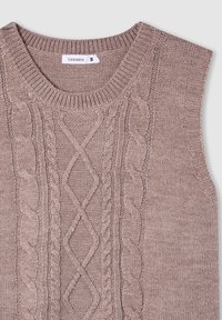 Beżowy dzianinowy sweter bez rękawów z okrągłym dekoltem, z fakturowanym wzorem w warkocze oraz małą metką markową przy dekolcie.