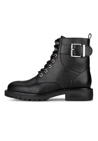 Stivale alla caviglia in pelle nera con suola spessa, lacci sul davanti, occhielli metallici e un grande dettaglio in cinturino argento sulla lato.