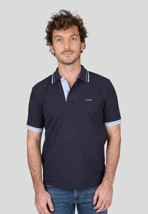 Polo-shirt bleu marine avec des accents de col et de manches bleu clair, doté d'une patte de boutonnage et d'un logo brodé sur la poitrine. Matériau en coton.