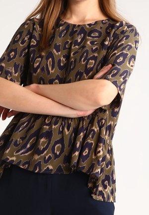 Haut en imprimé léopard olive et marine, fabriqué en tissu doux. Manches courtes, coupe décontractée, avec un détail de ourlet froncé.