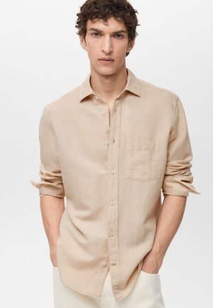 Beige linnen shirt met een button-down kraag, lange mouwen opgerold tot aan de ellebogen, en een borstzak. Soepele textuur, ontspannen pasvorm.