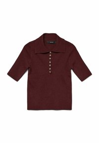 Polo de punto burdeos con manga corta, cuello ancho y siete botones frontales, colocado sobre fondo blanco.