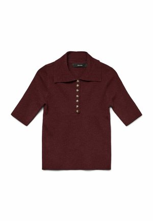 Bordeaux gebreide polo-shirt met korte mouwen, brede kraag en zeven knopen aan de voorkant, plat gelegd op een witte achtergrond.