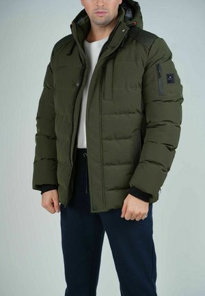 Veste doudoune verte avec une fermeture éclair à l'avant, une capuche réglable et des poches latérales. Comprend un tissu texturé aux épaules et des accents de poignet noirs.