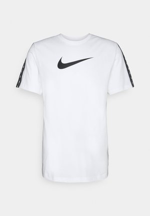 Weißes Baumwoll-T-Shirt mit einem schwarzen Nike-Swoosh-Logo auf der Brust und schwarzen gemusterten Akzenten an den Ärmeln. Klassisches Rundhals-Design.