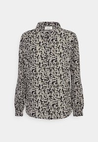 Camisa de manga longa com botões em tecido preto estampado, apresentando um desenho floral branco, colarinho e textura suave.