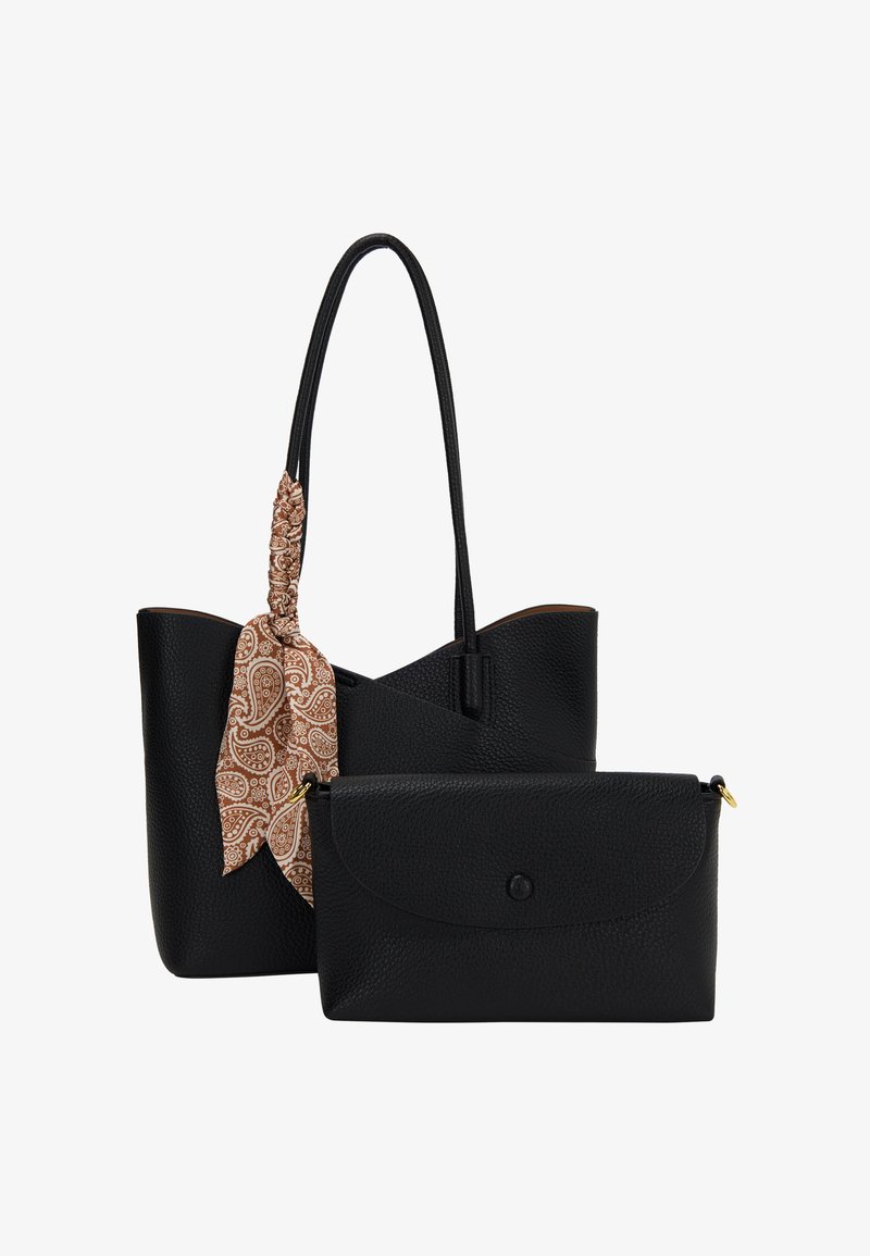 Sort læder tote taske med et paisley-mønstret tørklæde bundet på håndtaget; inkluderer en matchende sort lynlåspose. Struktureret finish.