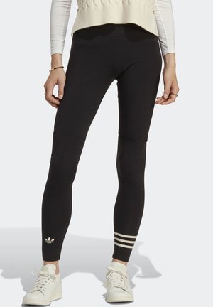 Mallas negras con un diseño ajustado. Presentan tres rayas blancas en el tobillo y un pequeño logo. Fabricadas con material elástico para mayor comodidad.