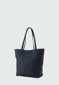 Schwarze Tasche aus geribbenem Material, mit langen Griffen und rechteckiger Form. Minimalistisches Design mit einem dezenten Logo-Detail auf der Vorderseite.