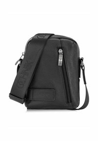 Czarna skórzana torebka na ramię z teksturowaną powierzchnią, zamek błyskawiczny, regulowany pasek i wytłoczone logo z przodu.