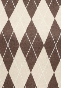 Tissu tricoté avec un motif losange argyle comprenant des diamants marron et crème, soulignés par des accents blancs. Texture lisse, design contemporain.