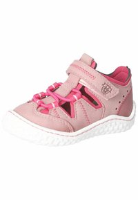 Sandalo in suede rosa con lacci elastici a righe, lati aperti e suola bianca strutturata. Presenta un logo sul lato e cuciture a contrasto.