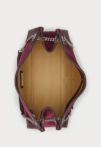Burgunderfarbene Handtasche mit strukturiertem Äußeren, silbernen Kettenakzenten und glattem, hellbraunem Innenraum. Verfügt über ein geräumiges Hauptfach und eine offene Oberseite.