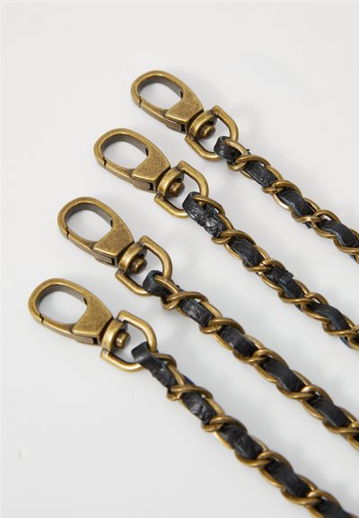 Vier Metallclips sind an geflochtenen schwarzen Lederriemen befestigt, mit bronzefarbenen Beschlägen und einer strukturierten Oberfläche. Glattes Leder mit gedrehtem Design.