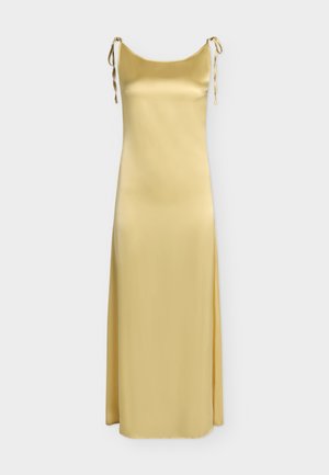 Robe longue sans manches en satin or pâle avec fines bretelles à nouer aux épaules et encolure droite.