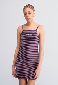 Vestuário riscado em preto, rosa e roxo, com alças finas e detalhes de logotipo. Design justo com uma textura suave.