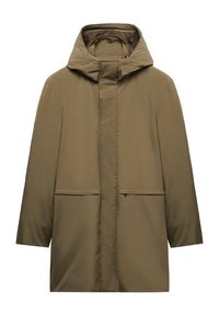 Manteau d'hiver olive à capuche avec manches longues, fermeture éclair frontale cachée par un rabat, et deux poches frontales horizontales.
