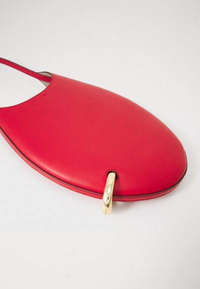 Bolsa de mão em couro vermelho, com uma forma oval, apresentando uma única alça e um detalhe em metal dourado na abertura. Textura suave e design elegante.