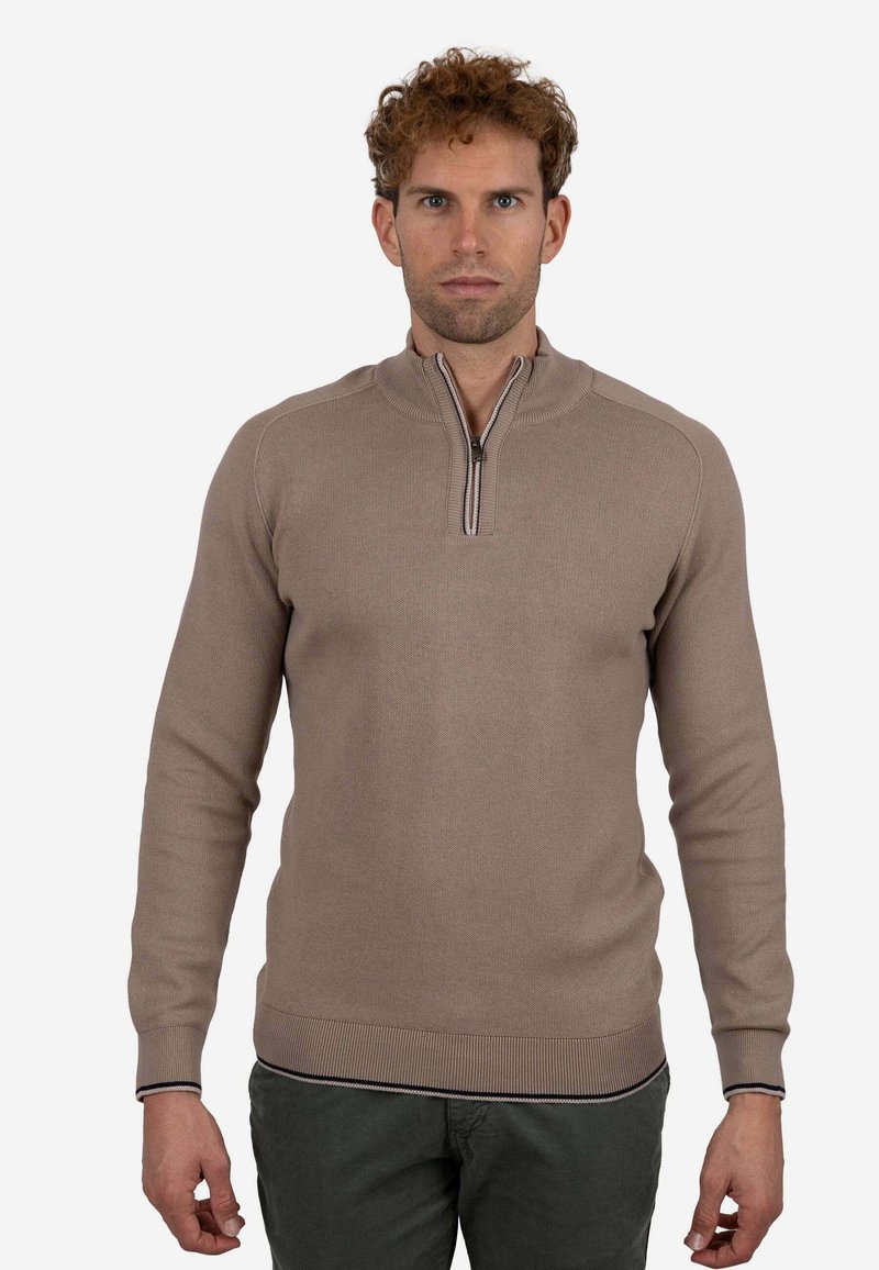 Suéter beige con cierre de cuarto de cremallera y puños y dobladillo acanalados, con detalles en azul marino en la cremallera y la parte inferior. Confeccionado con una tela suave y texturizada.