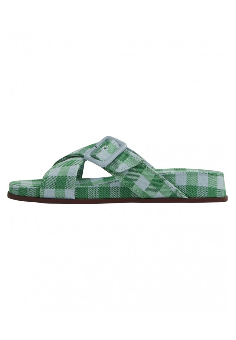 Ciabatte flip-flop a scacchi verdi e bianchi con design a tracolla, materiale morbido, suola piatta e un semplice dettaglio con fibbia regolabile.