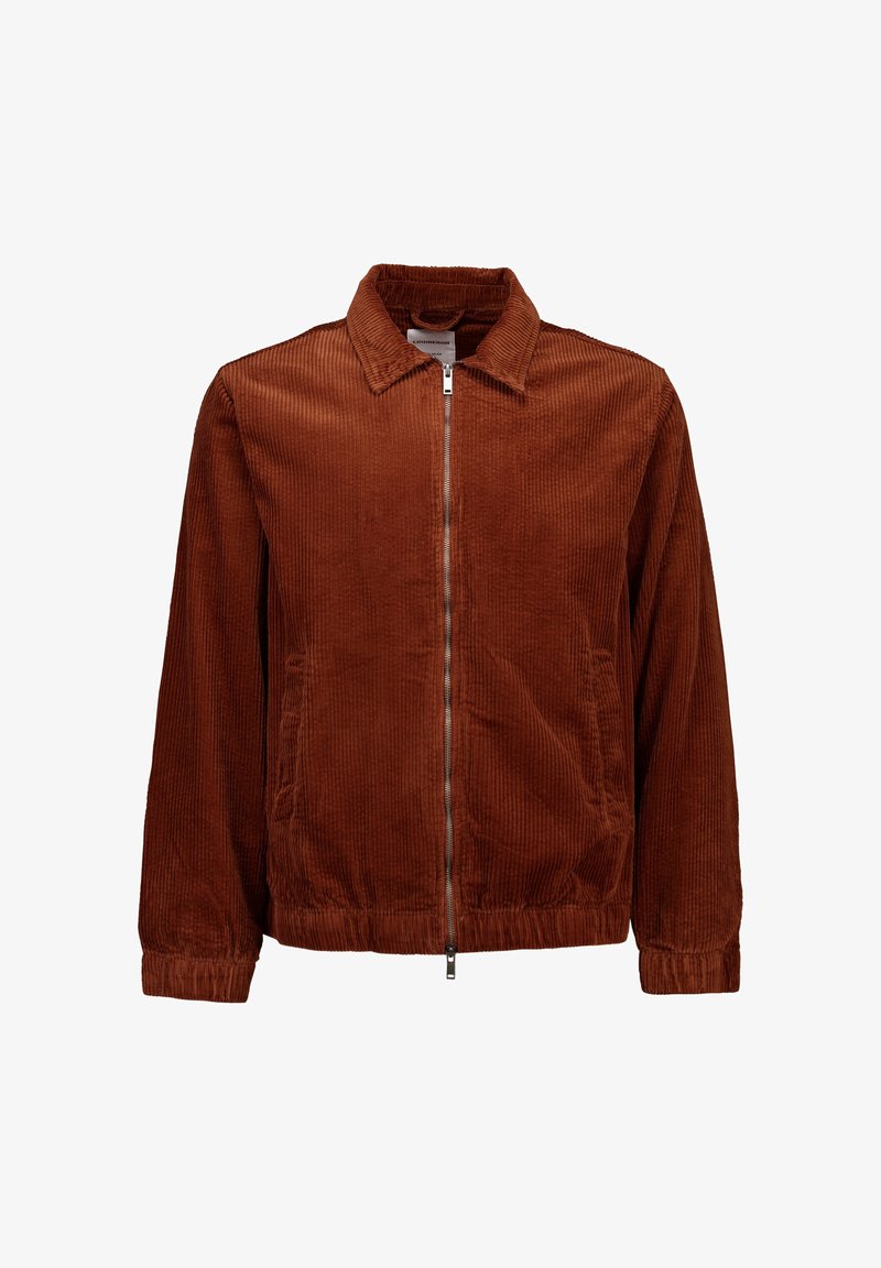 Brązowa sztruksowa kurtka z zamkiem błyskawicznym z przodu, kołnierzem, bocznymi kieszeniami oraz elastycznymi mankietami. Posiada teksturowaną, prążkowaną powierzchnię.