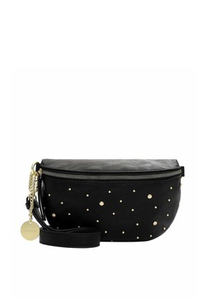 Borsa in pelle nera con borchie dorate, forma arrotondata, chiusura con cerniera, dettaglio con catena laterale e tracolla regolabile.