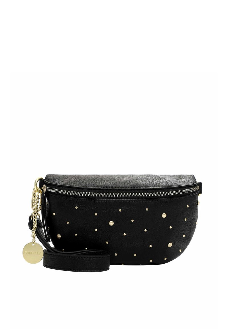 Czarna skórzana torebka-kieszeń z złotymi ćwiekami, o zaokrąglonym kształcie, zamykana na zamek, z ozdobnym łańcuszkiem po bokach i regulowanym paskiem.